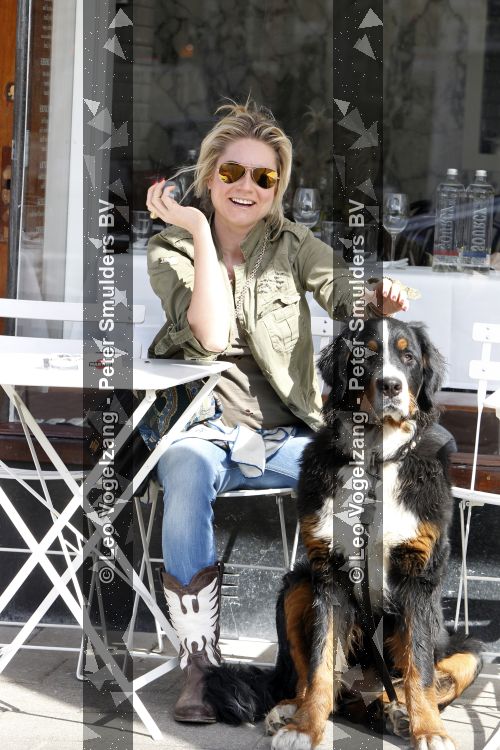 Amsterdam 23 maart 2010
Nikkie Plessen met hond op het terras.
Peter Smulders bv