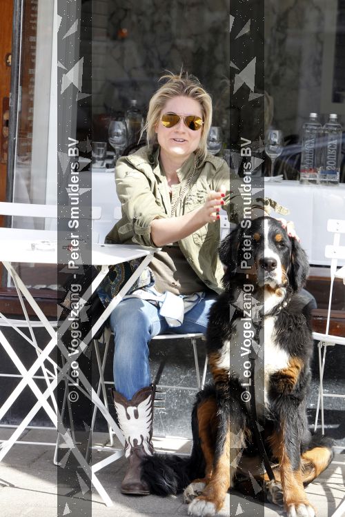 Amsterdam 23 maart 2010
Nikkie Plessen met hond op het terras.
Peter Smulders bv