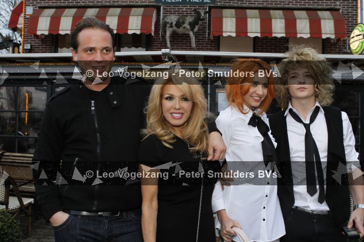 Amsterdam 7 april 2010
Patricia Paay viert haar 62 e verjaardag bij cafe restaurant klein Kalfje.
Haar vriend Nicky v Dam en dochter Christina Curry met vriendje Dexter waren natuurlijk aanwezig.
Peter Smulders bv