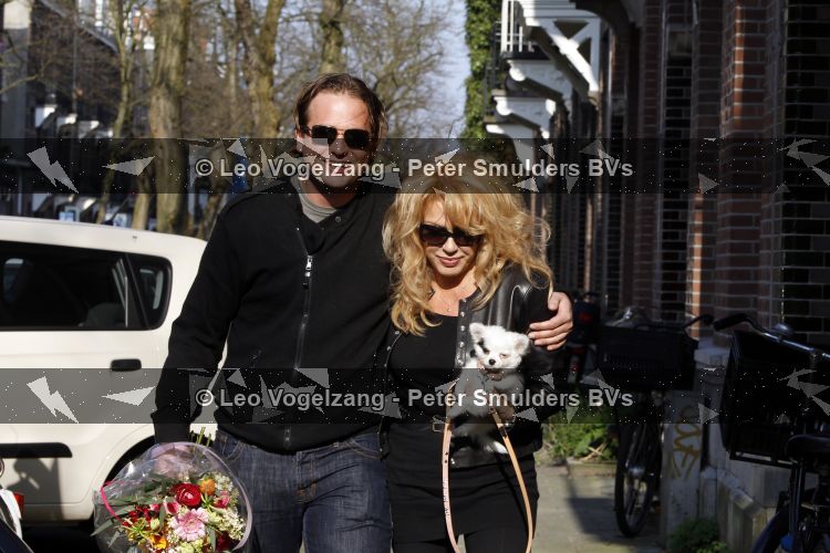 Amsterdam 12 april 2010
Paptricia Paay met hondje  en vriend Nicky v Dam op terras bij de joffers.
Peter Smulders bv