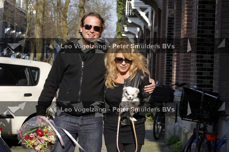 Amsterdam 12 april 2010
Paptricia Paay met hondje  en vriend Nicky v Dam op terras bij de joffers.
Peter Smulders bv