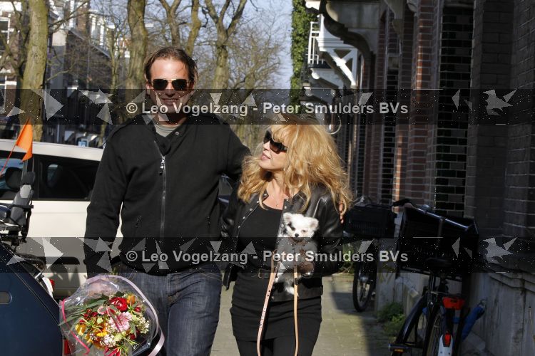 Amsterdam 12 april 2010
Paptricia Paay met hondje  en vriend Nicky v Dam op terras bij de joffers.
Peter Smulders bv