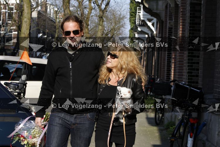 Amsterdam 12 april 2010
Paptricia Paay met hondje  en vriend Nicky v Dam op terras bij de joffers.
Peter Smulders bv