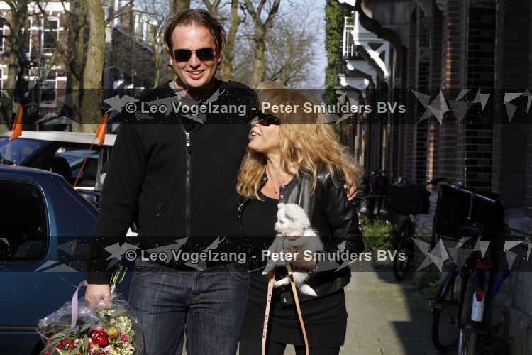 Amsterdam 12 april 2010
Paptricia Paay met hondje  en vriend Nicky v Dam op terras bij de joffers.
Peter Smulders bv