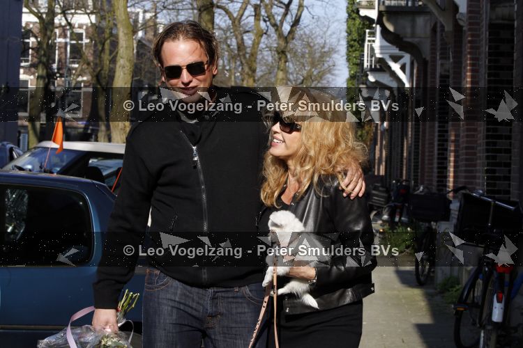 Amsterdam 12 april 2010
Paptricia Paay met hondje  en vriend Nicky v Dam op terras bij de joffers.
Peter Smulders bv