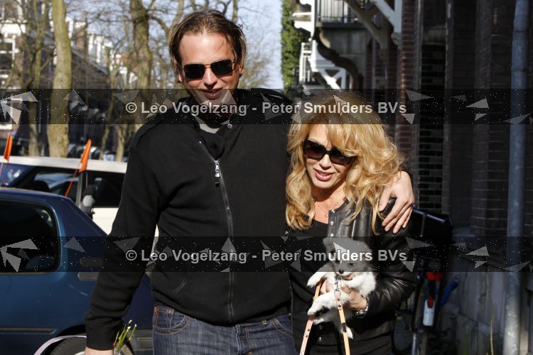 Amsterdam 12 april 2010
Paptricia Paay met hondje  en vriend Nicky v Dam op terras bij de joffers.
Peter Smulders bv