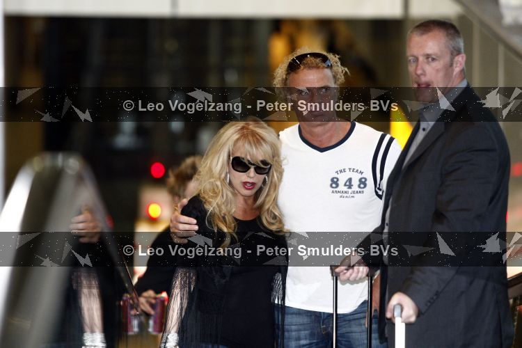 Schiphol 28 mei 2009
Patricia Paay en haar dochter Christina Curry met vriend komen aan op schiphol. Manager Wino Ontzigt en zus Yvonne Keeley wachten haar op.
Peter Smulders bv