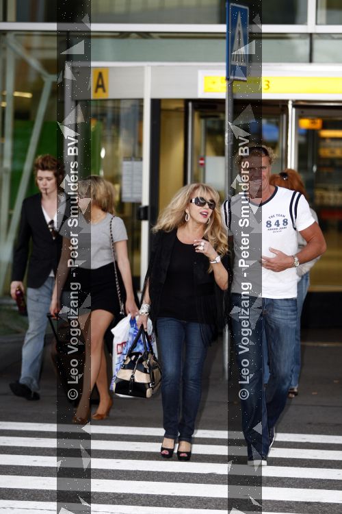 Schiphol 28 mei 2009
Patricia Paay en haar dochter Christina Curry met vriend komen aan op schiphol. Manager Wino Ontzigt en zus Yvonne Keeley wachten haar op.
Peter Smulders bv