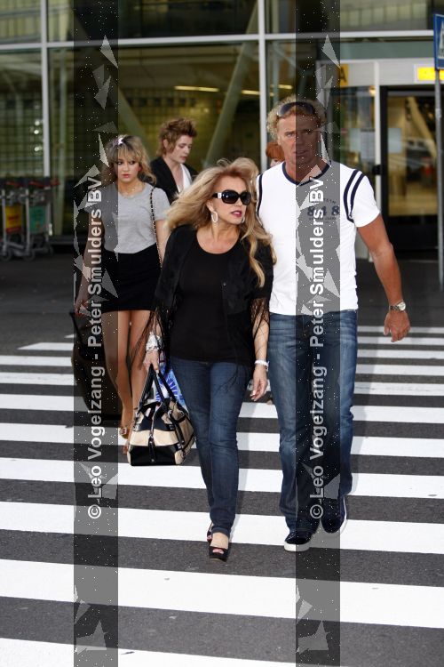 Schiphol 28 mei 2009
Patricia Paay en haar dochter Christina Curry met vriend komen aan op schiphol. Manager Wino Ontzigt en zus Yvonne Keeley wachten haar op.
Peter Smulders bv