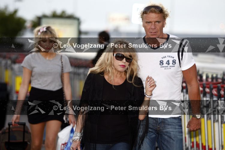 Schiphol 28 mei 2009
Patricia Paay en haar dochter Christina Curry met vriend komen aan op schiphol. Manager Wino Ontzigt en zus Yvonne Keeley wachten haar op.
Peter Smulders bv