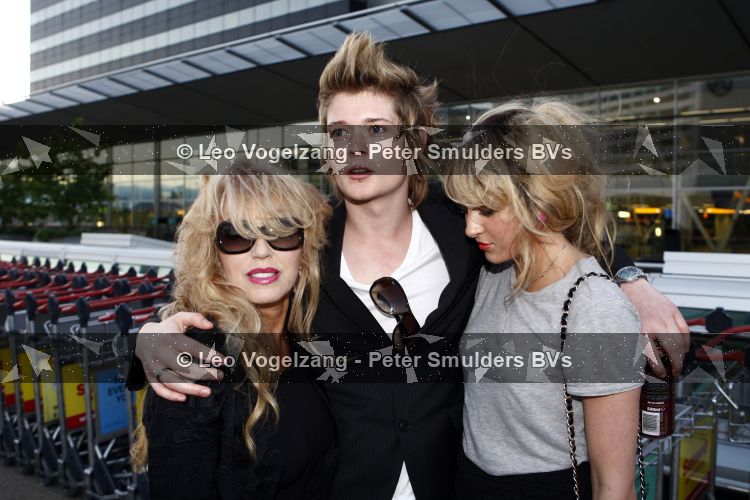 Schiphol 28 mei 2009
Patricia Paay en haar dochter Christina Curry met vriend komen aan op schiphol. Manager Wino Ontzigt en zus Yvonne Keeley wachten haar op.
Peter Smulders bv