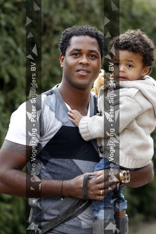 Laren 18 maart 2010
Patrick en Shane kluivert gaan de hond uit laten.
Peter Smulders bv