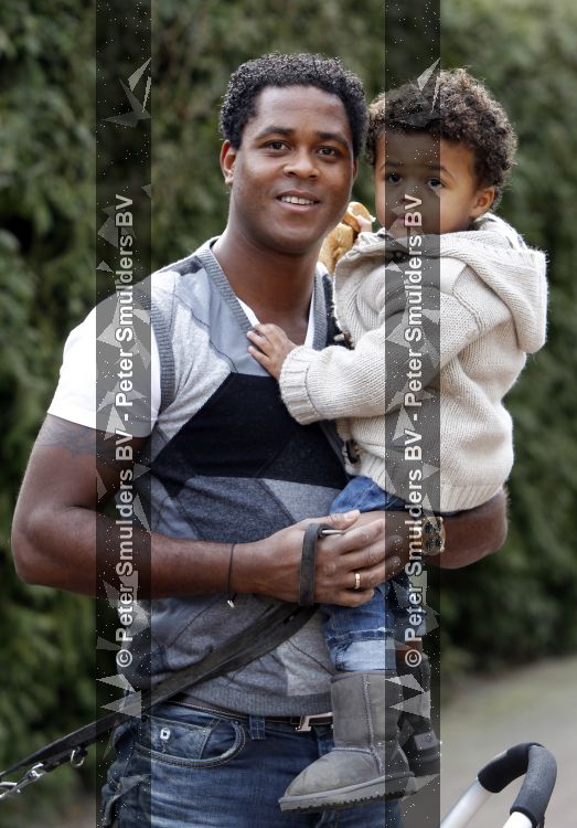 Laren 18 maart 2010
Patrick en Shane kluivert gaan de hond uit laten.
Peter Smulders bv