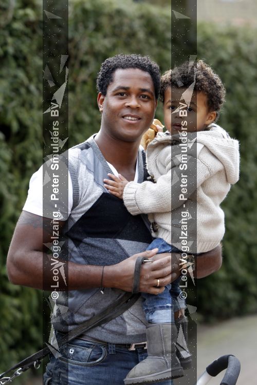 Laren 18 maart 2010
Patrick en Shane kluivert gaan de hond uit laten.
Peter Smulders bv