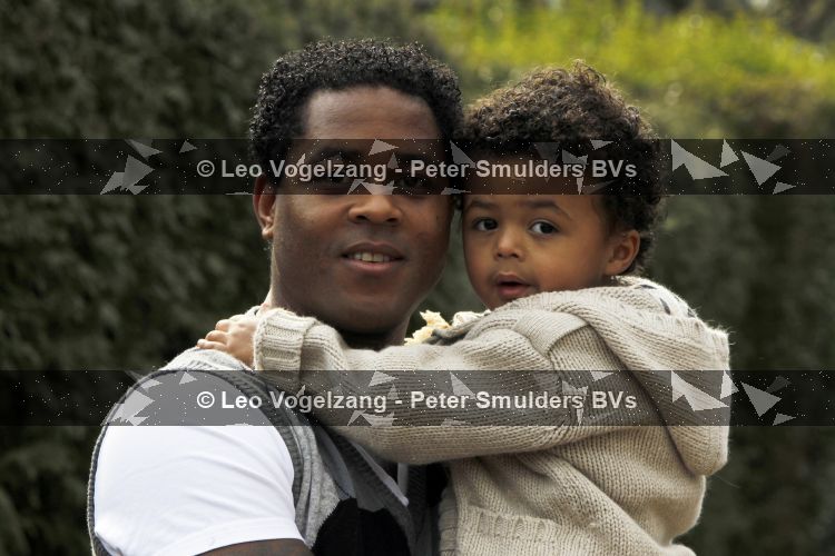 Laren 18 maart 2010
Patrick en Shane kluivert gaan de hond uit laten.
Peter Smulders bv