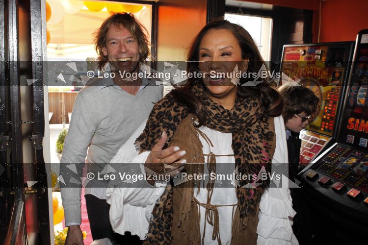 Amsterdam 28 maart 2010
Surprise feestje voor Patty Brard haar 55e verjaardag bij borrelbar. Patty met man Antoine
Peter Smulders bv