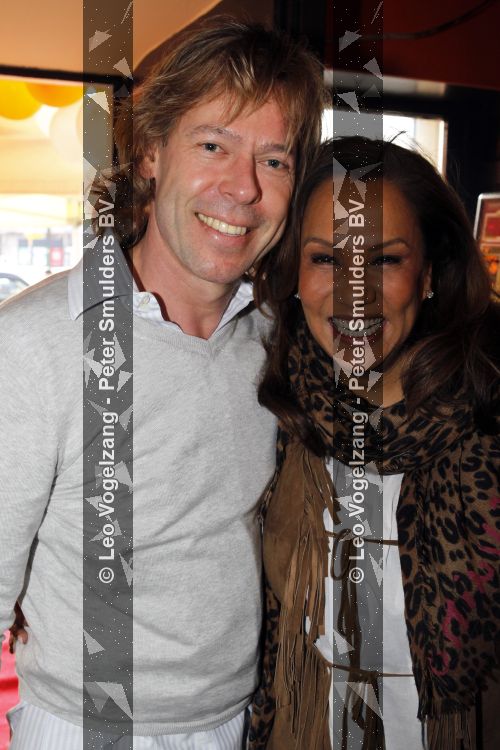 Amsterdam 28 maart 2010
Surprise feestje voor Patty Brard haar 55e verjaardag bij borrelbar. Patty met man Antoine
Peter Smulders bv