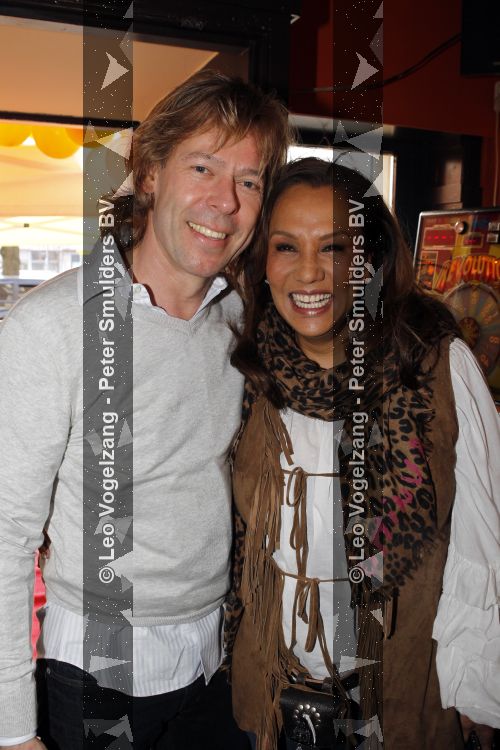 Amsterdam 28 maart 2010
Surprise feestje voor Patty Brard haar 55e verjaardag bij borrelbar. Patty met man Antoine
Peter Smulders bv