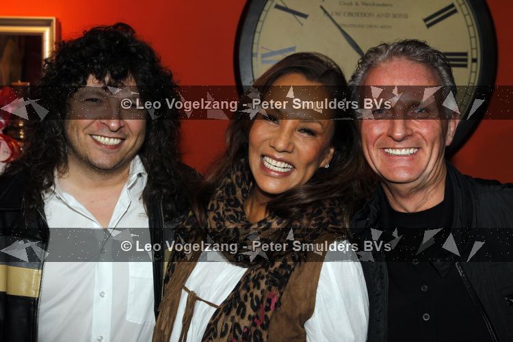 Amsterdam 28 maart 2010
Surprise feestje voor Patty Brard haar 55e verjaardag bij borrelbar. Patty met Emile Hartkamp
Peter Smulders bv