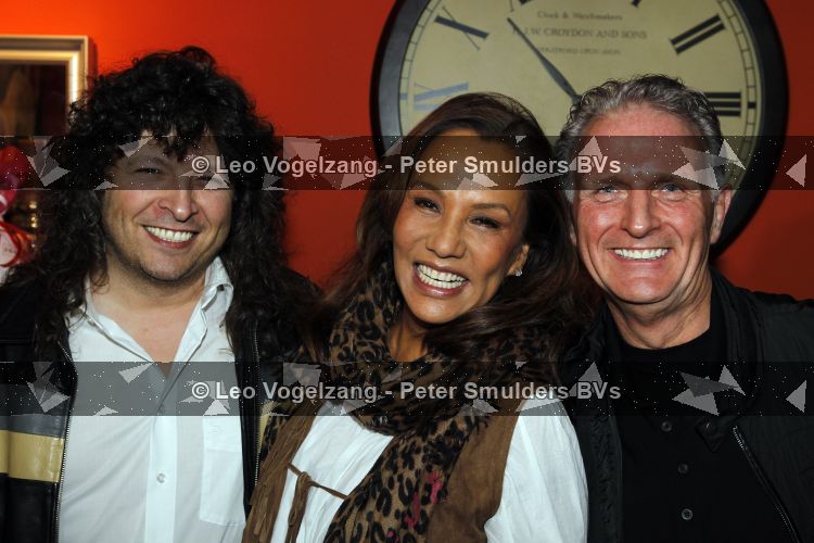Amsterdam 28 maart 2010
Surprise feestje voor Patty Brard haar 55e verjaardag bij borrelbar. Patty met Emile Hartkamp
Peter Smulders bv
