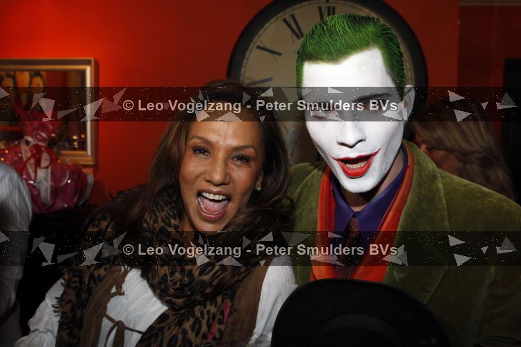 Amsterdam 28 maart 2010
Surprise feestje voor Patty Brard haar 55e verjaardag bij borrelbar. Patty Brard met The Joker
Peter Smulders bv