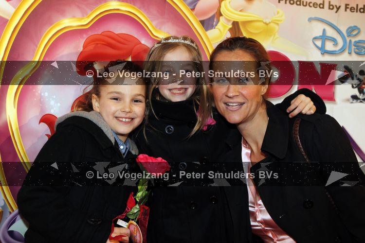Amsterdam 1 april 2010
Premiere disney on ice in de rai. Paulien Huizinga Mol met dochter Myrthe en een vriendinnetje
Peter Smulders bv