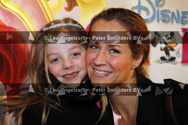 Amsterdam 1 april 2010
Premiere disney on ice in de rai. Paulien Huizinga Mol met dochter Myrthe en een vriendinnetje
Peter Smulders bv