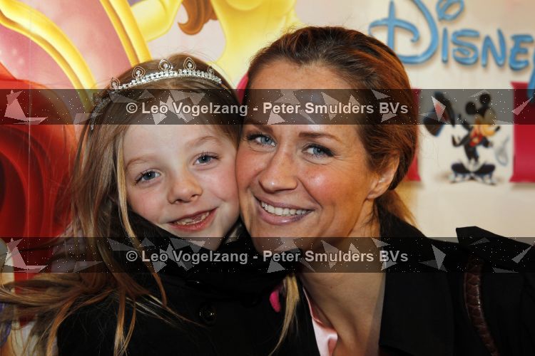 Amsterdam 1 april 2010
Premiere disney on ice in de rai. Paulien Huizinga Mol met dochter Myrthe en een vriendinnetje
Peter Smulders bv