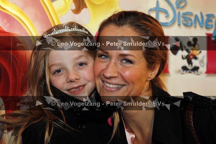 Amsterdam 1 april 2010
Premiere disney on ice in de rai. Paulien Huizinga Mol met dochter Myrthe en een vriendinnetje
Peter Smulders bv