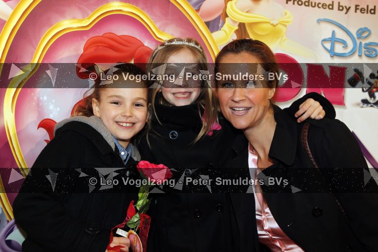 Amsterdam 1 april 2010
Premiere disney on ice in de rai. Paulien Huizinga Mol met dochter Myrthe en een vriendinnetje
Peter Smulders bv