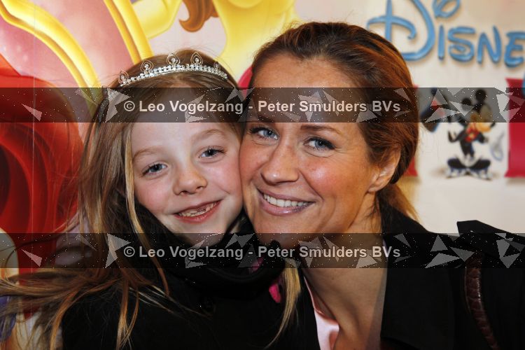 Amsterdam 1 april 2010
Premiere disney on ice in de rai. Paulien Huizinga Mol met dochter Myrthe en een vriendinnetje
Peter Smulders bv