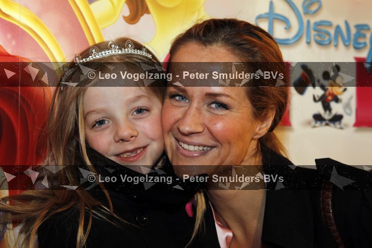 Amsterdam 1 april 2010
Premiere disney on ice in de rai. Paulien Huizinga Mol met dochter Myrthe en een vriendinnetje
Peter Smulders bv