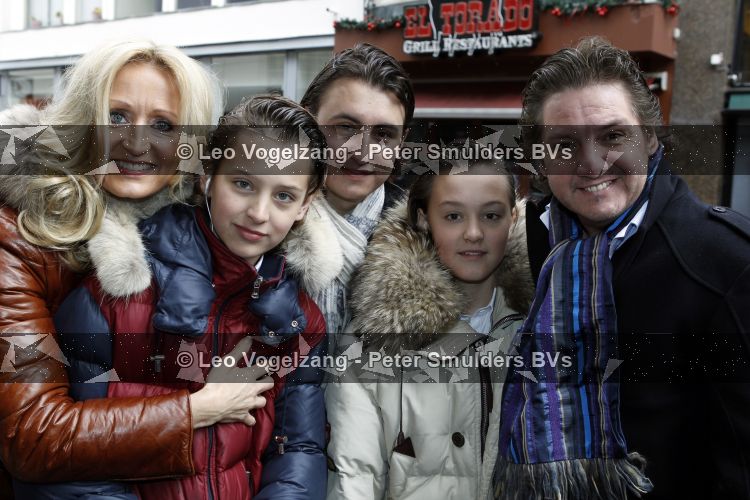 Amsterdam 14 maart 2010
Prtemiere nanny Mc Fee in tuschinski. Rene en Natasja Froger met hun kinderen Maxim Didier en Danny en vrienden en vriendinnen
Peter Smulders bv