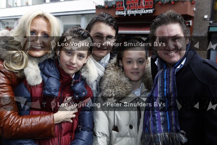 Amsterdam 14 maart 2010
Prtemiere nanny Mc Fee in tuschinski. Rene en Natasja Froger met hun kinderen Maxim Didier en Danny en vrienden en vriendinnen
Peter Smulders bv