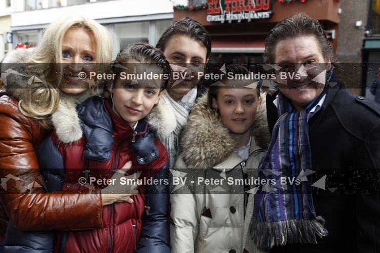 Amsterdam 14 maart 2010
Prtemiere nanny Mc Fee in tuschinski. Rene en Natasja Froger met hun kinderen Maxim Didier en Danny en vrienden en vriendinnen
Peter Smulders bv