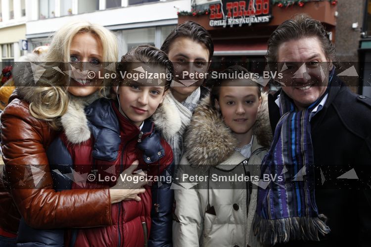 Amsterdam 14 maart 2010
Prtemiere nanny Mc Fee in tuschinski. Rene en Natasja Froger met hun kinderen Maxim Didier en Danny en vrienden en vriendinnen
Peter Smulders bv