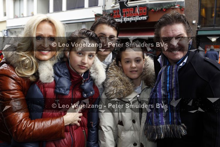 Amsterdam 14 maart 2010
Prtemiere nanny Mc Fee in tuschinski. Rene en Natasja Froger met hun kinderen Maxim Didier en Danny en vrienden en vriendinnen
Peter Smulders bv
