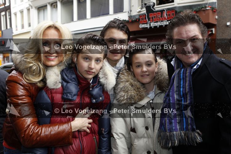 Amsterdam 14 maart 2010
Prtemiere nanny Mc Fee in tuschinski. Rene en Natasja Froger met hun kinderen Maxim Didier en Danny en vrienden en vriendinnen
Peter Smulders bv