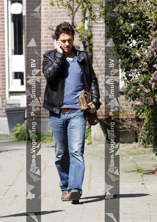 Amsterdam 15 april 2010
Rik v d Westelaken met gsm op straat.
Peter Smulders bv