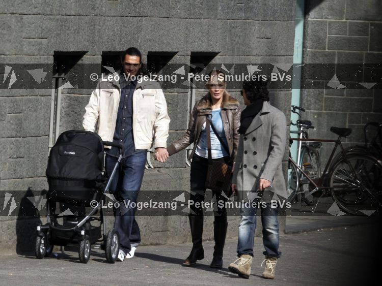 Amsterdam 17 maart 2010
AZ doelman Romero en zijn vrouw achter de kinderwagen in Amsterdam.
Peter Smulders bv