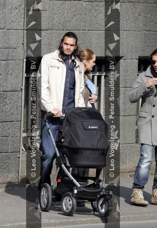 Amsterdam 17 maart 2010
AZ doelman Romero en zijn vrouw achter de kinderwagen in Amsterdam.
Peter Smulders bv