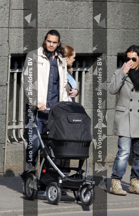 Amsterdam 17 maart 2010
AZ doelman Romero en zijn vrouw achter de kinderwagen in Amsterdam.
Peter Smulders bv