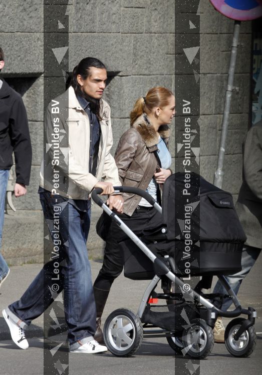 Amsterdam 17 maart 2010
AZ doelman Romero en zijn vrouw achter de kinderwagen in Amsterdam.
Peter Smulders bv