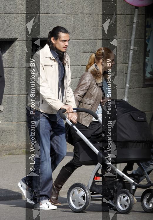 Amsterdam 17 maart 2010
AZ doelman Romero en zijn vrouw achter de kinderwagen in Amsterdam.
Peter Smulders bv