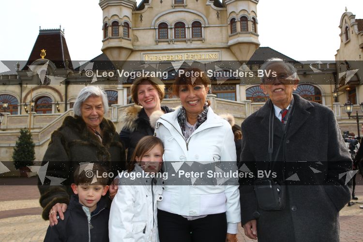 Kaatsheuvel 17 Maart 2010
Efteling, Sprookjesboomfeest met BN-ers
Sandra Reemer met haar ouders
Foto Peter Smulders BV