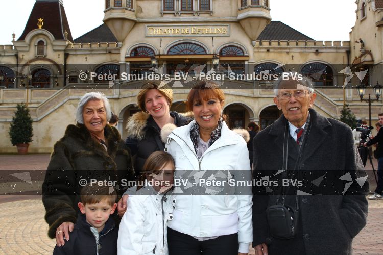 Kaatsheuvel 17 Maart 2010
Efteling, Sprookjesboomfeest met BN-ers
Sandra Reemer met haar ouders
Foto Peter Smulders BV
