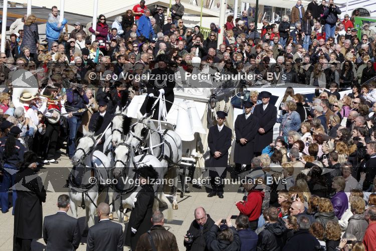 Scheveningen Den Haag 10 april 2010
Afscheid Sugar Lee Hooper . Kist wordt met witte koets over de boulevard van Scheveningen gereden.
Peter Smulders bv