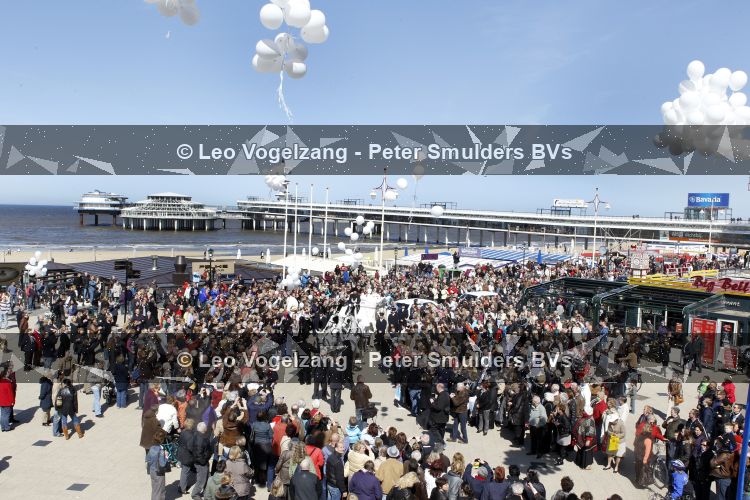 Scheveningen Den Haag 10 april 2010
Afscheid Sugar Lee Hooper . Kist wordt met witte koets over de boulevard van Scheveningen gereden.
Peter Smulders bv