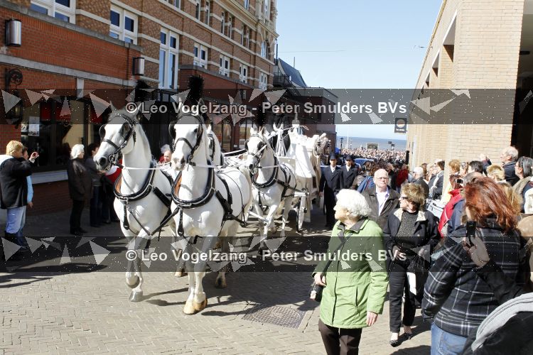 Scheveningen Den Haag 10 april 2010
Afscheid Sugar Lee Hooper . Kist wordt met witte koets over de boulevard van Scheveningen gereden.
Peter Smulders bv