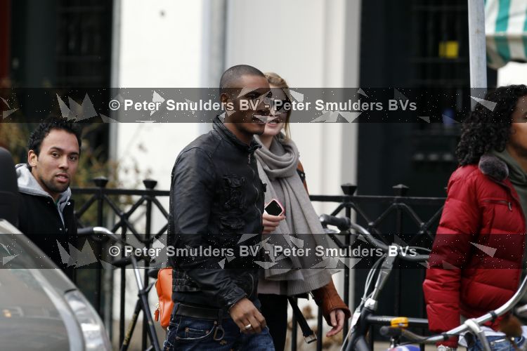 Amsterdam 16 maart 2010
Doutzen Kroes in Amsterdam. Haar vriend Sunnery James komt bij het amerikaanse consulaat blij naar buiten omdat een werkvisum voor Amerika heeft gekregen.
Peter Smulders bv
